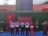 Đồng chí Trần Trung Kiên   Phó BT Đảng ủy, Chủ tịch UBND xã tặng giấy khen cho thầy, cô giáo trong nhà trường