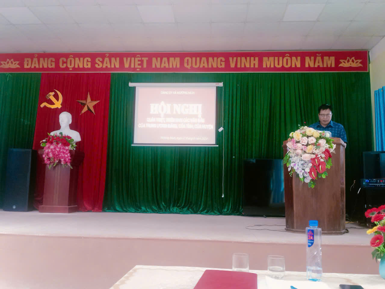 Đồng chí Bí thư Quàng Văn Nghĩa triển khai các văn bản tại Hội nghị