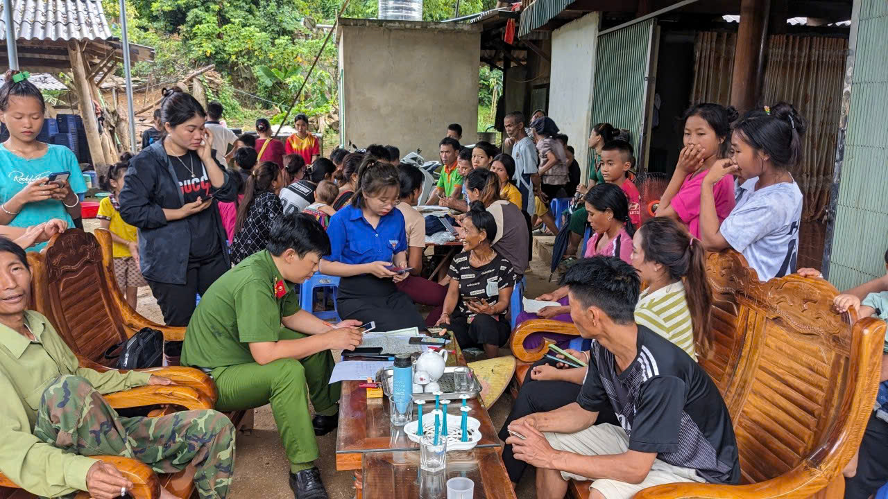 Hướng dẫn người dân bản Huổi Lốt nộp hồ sơ trên dịch vụ công trực tuyến