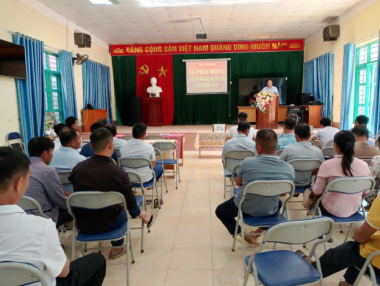 Ảnh tại lễ phát động quyên góp, ủng hộ đồng bào thiệt hại do cơn bão số 3 của xã Mường Mùn