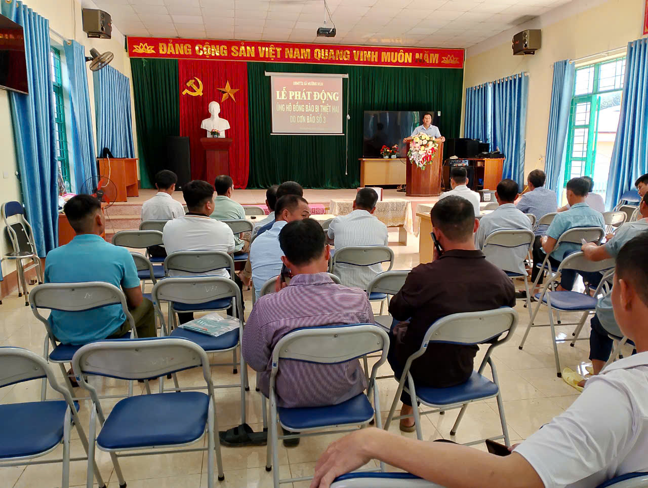 Bí thư Đảng ủy, Chủ tịch HĐND xã phát động ủng hộ cơn bảo số 3