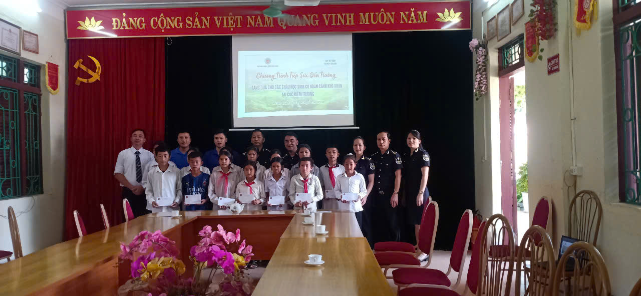 Cục Hải quan trao quà cho các cháu học sinh có hoàn cảnh khó khăn