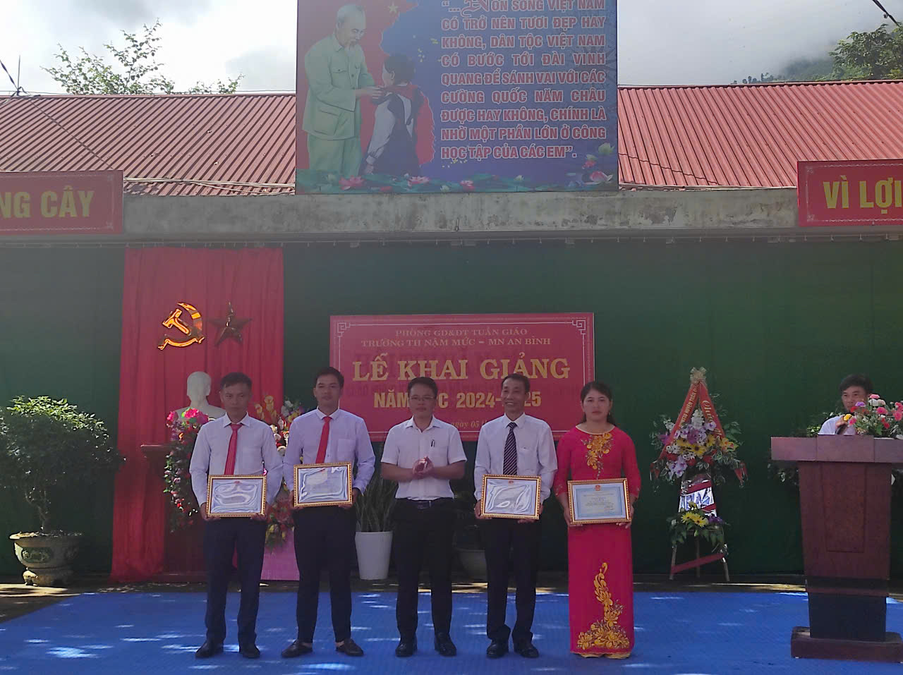 Đồng chí Trần Trung Kiên   Phó BT Đảng ủy, Chủ tịch UBND xã tặng giấy khen cho thầy, cô giáo trong nhà trường