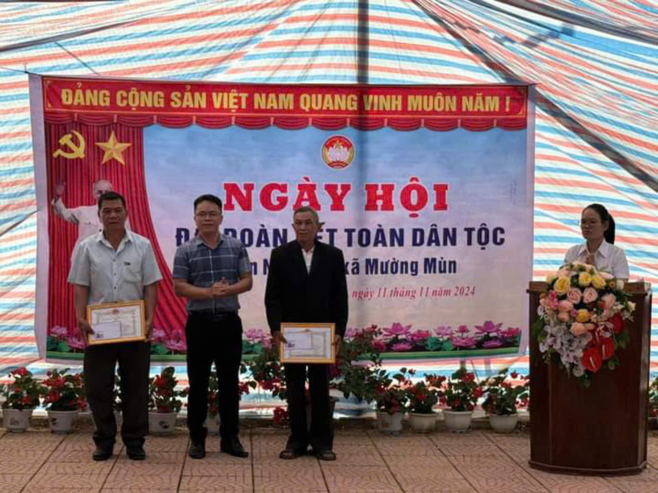 Trao giấy khen cho hộ gia đình