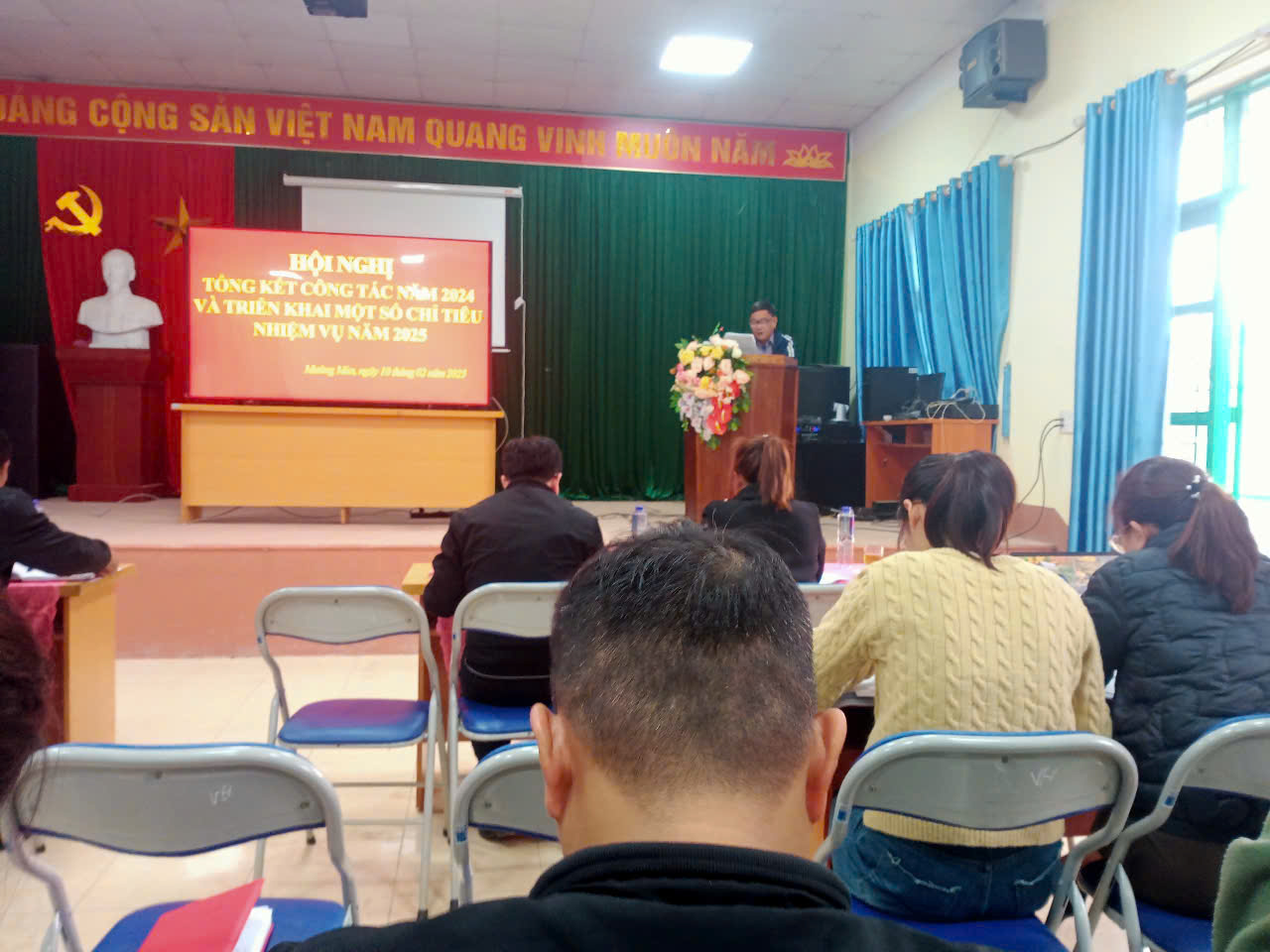 Đồng chí Nùng Văn Viên   Phó CT UBND xã Thông qua báo cáo Tổng kết công tác thi đua khen thưởng năm 2024 và phương hướng, nhiệm vụ năm 025