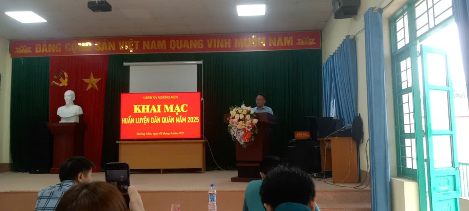 Đồng chí Trần Trung Kiên   Phó Bí thư Đảng ủy, Chủ tịch UBND xã phát biểu khai mạc buổi huấn luyện dân quân