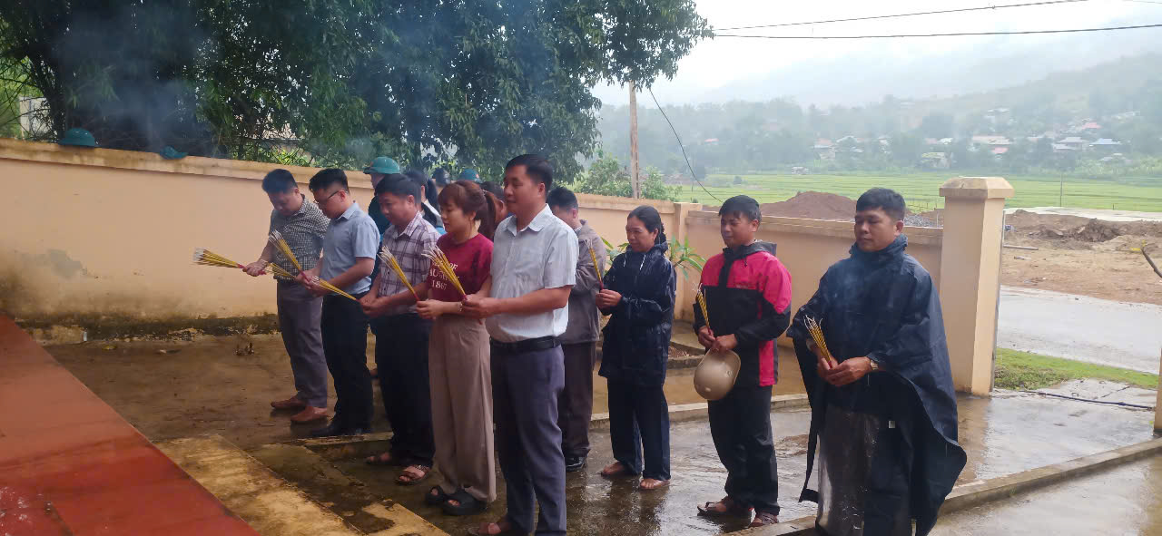 Lãnh đạo Đảng ủy, HĐND, UBND xã  thắp hương tại mộ các anh hùng liệt sĩ